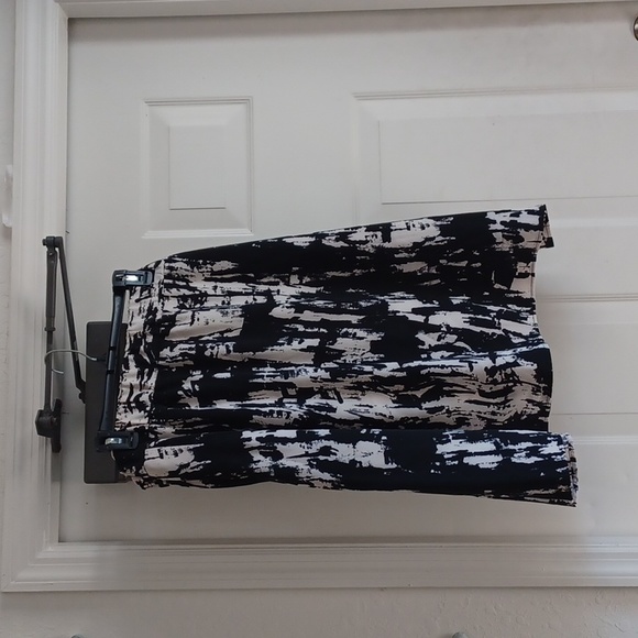 Susan Graver style plus size 2X skirt black and white elastic waist - Picture 7 of 9